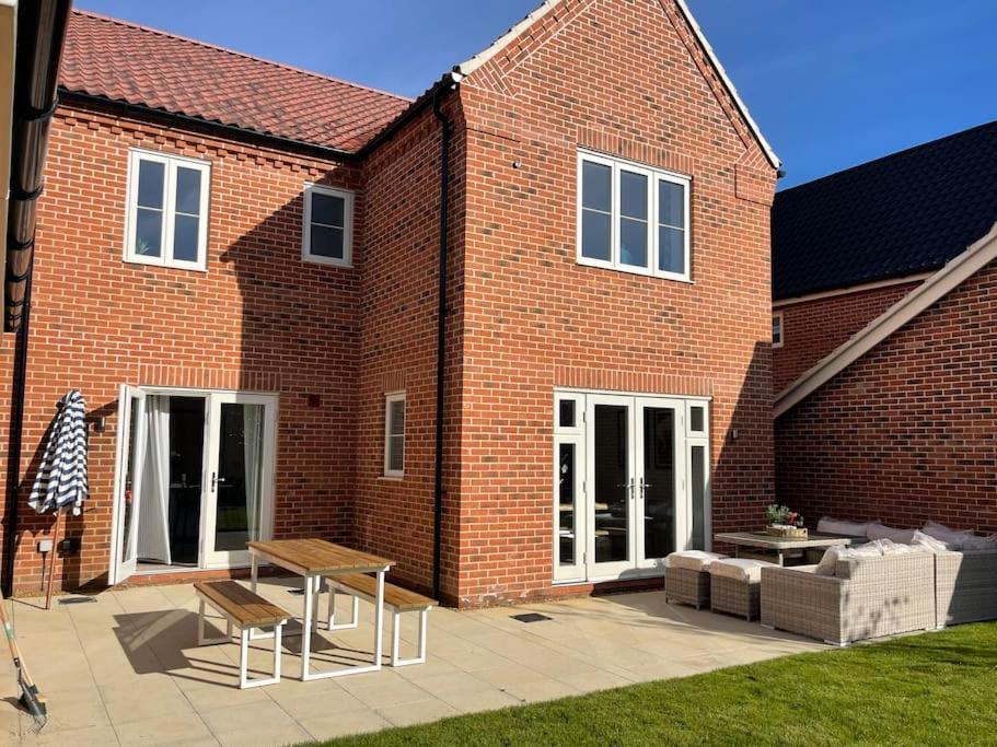 Stunning! Beautiful Contemporary Property In Holt, Norfolk ホルト エクステリア 写真